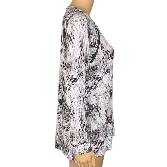 CALVIN KLEIN JEANS white and grey, snakeskin design, jersey t-shirt. Medium. EUC - Picture 4 of 14